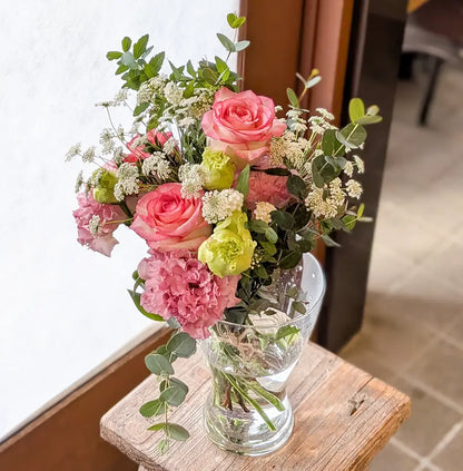 ピンクのバラと季節の花を使った花束・Sサイズ