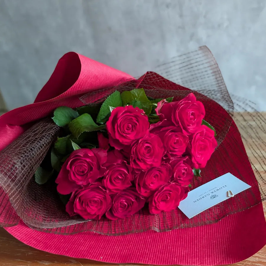 プロポーズの赤バラの花束・12本（ダズンローズ）