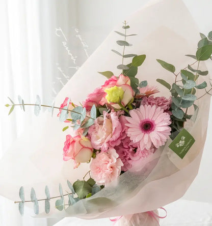 ピンクのガーベラ、バラの花束・Mサイズ
