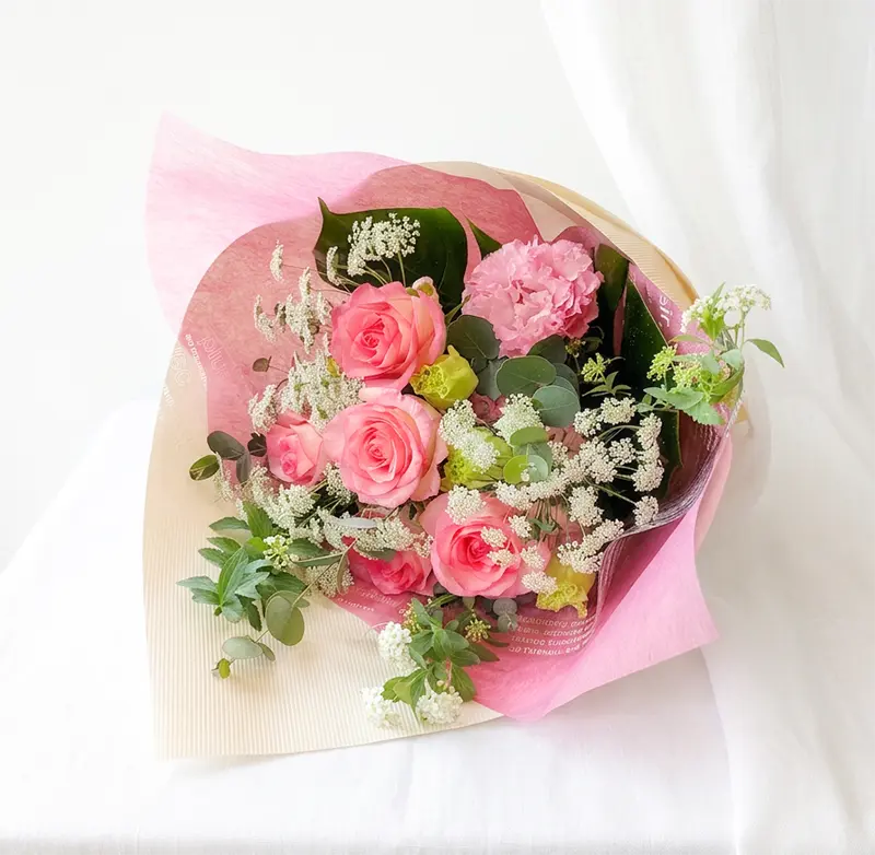 ピンクのバラと季節の花束・Mサイズ
