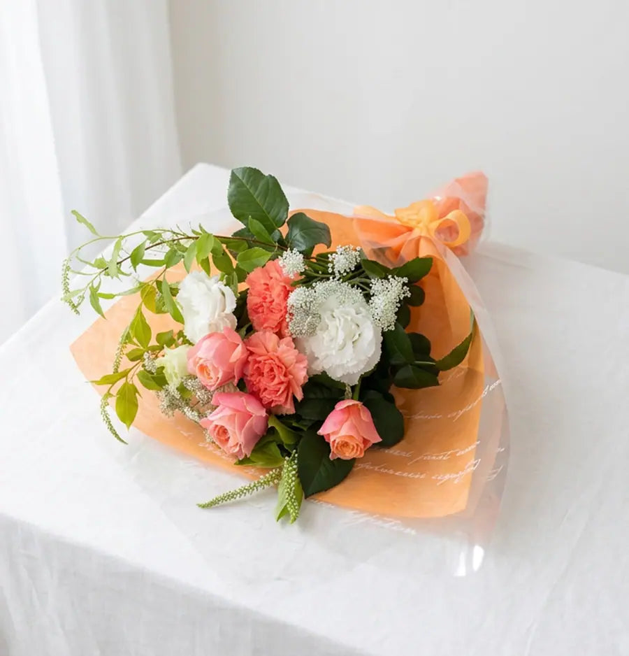 ピンク系の季節の花を使った花束Sサイズ