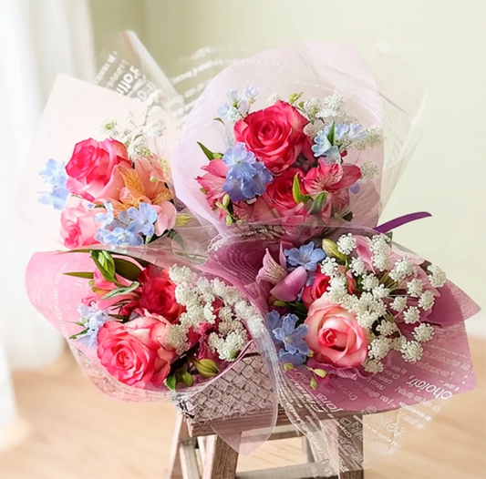 バラの入った小さな花束の詰め合わせ