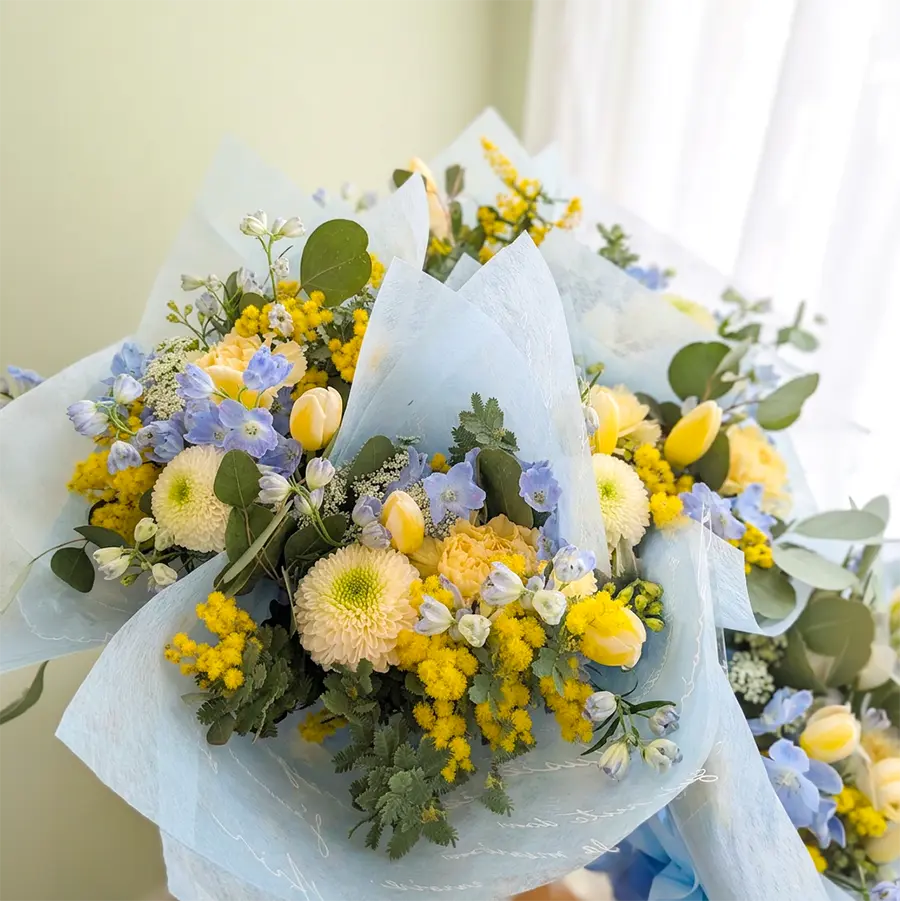 黄色いとブルーの小さな花束の詰め合わせ