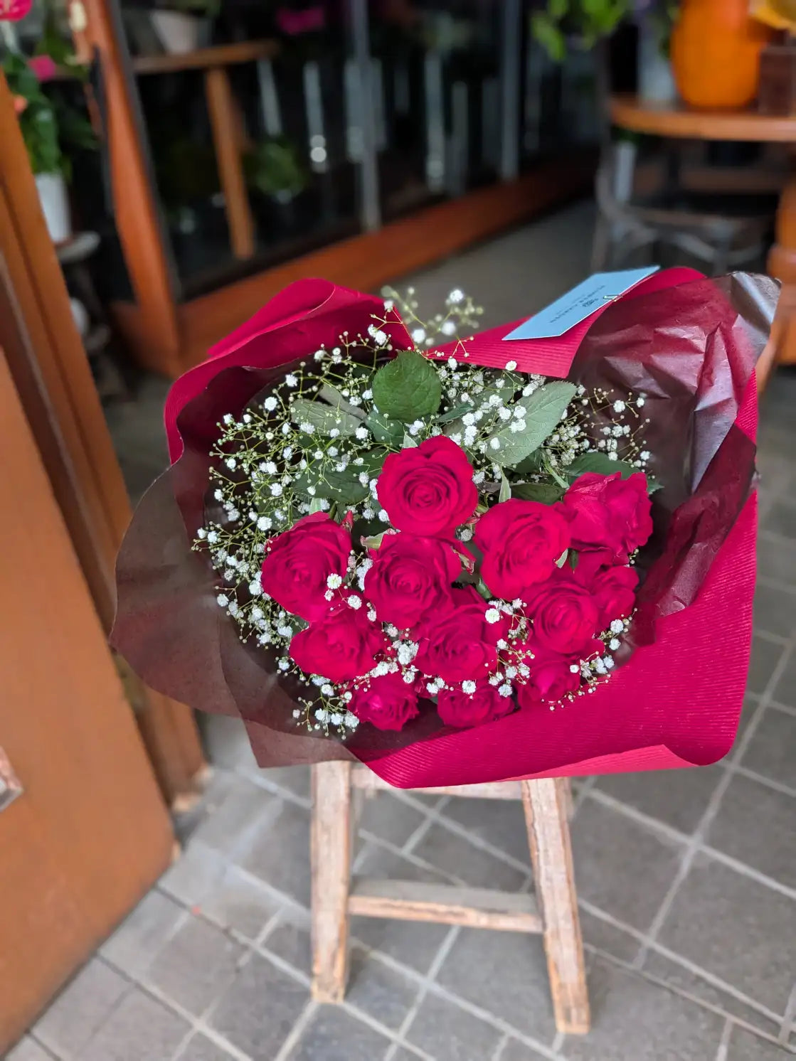 バラと白い小花の花束・M