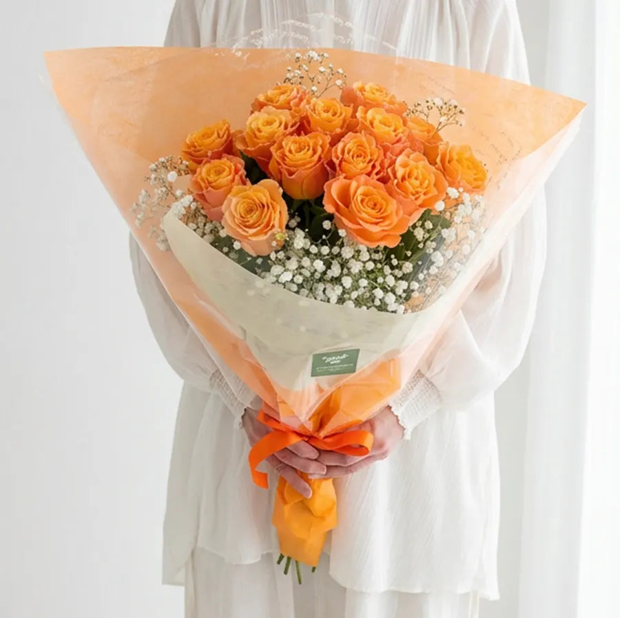 オレンジとかすみ草の花束Lサイズ・人物が持つ