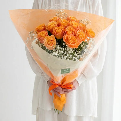 オレンジとかすみ草の花束Lサイズ・人物が持つ